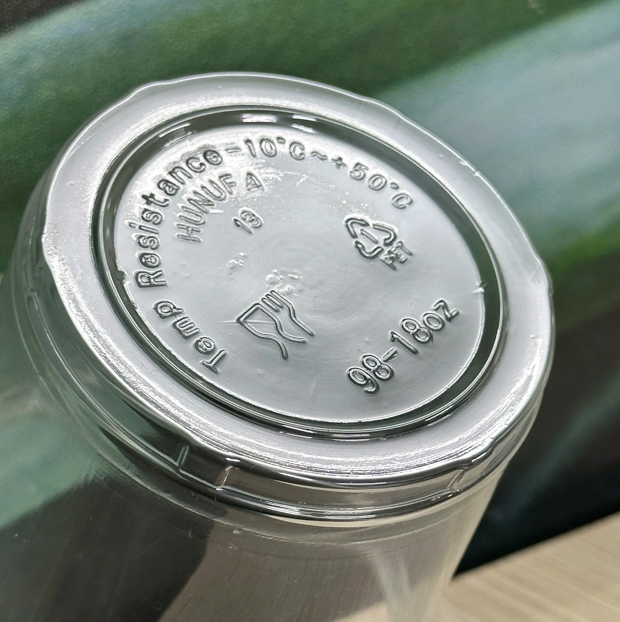 Các ký hiệu trên ly nhựa được bố trí theo đúng tiêu chuẩn.