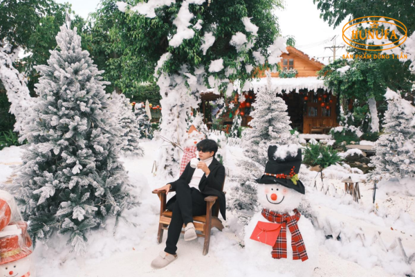 10 Cách trang trí Noel quán trà sữa, cafe đẹp đơn giản 2025