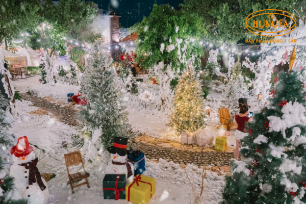 10 Cách trang trí Noel quán trà sữa, cafe đẹp đơn giản 2025