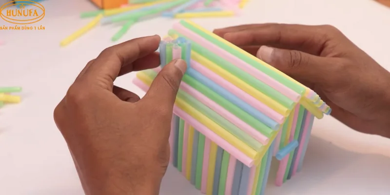 Cách làm nhà bằng ống hút nhựa đơn giản, dễ làm tại nhà