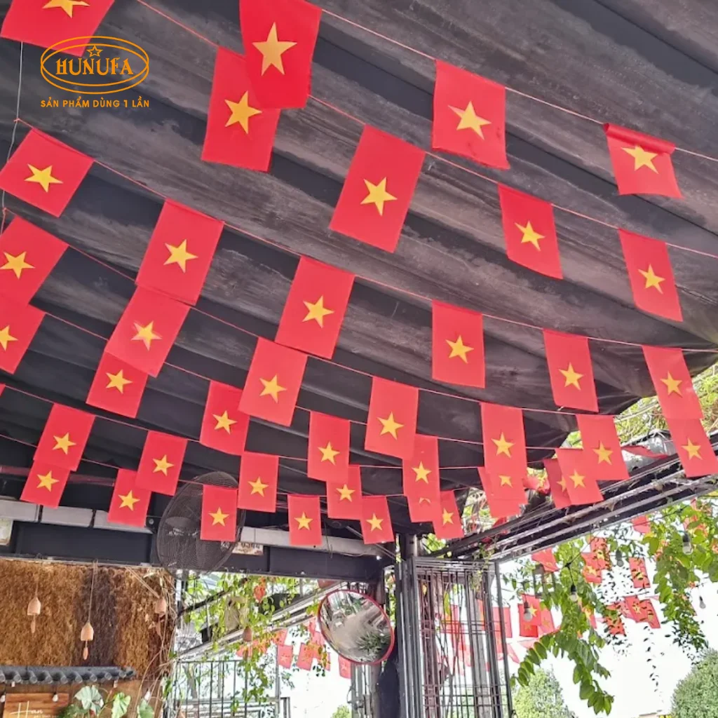 Trang trí quán trà sữa và cà phê dịp lễ Quốc khánh 2/9