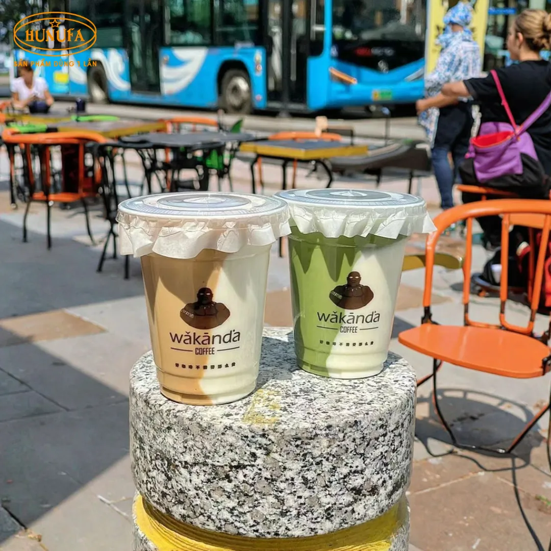 In logo ly nhựa BMT sắc nét, giúp quán cà phê và trà sữa quảng bá thương hiệu hiệu quả