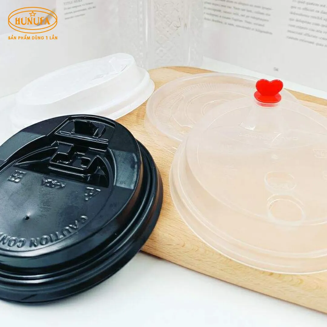 Các loại nắp ly trà sữa đa dạng, bao gồm nắp bằng, nắp chữ tim, nắp cầu, nắp kim cương, nắp mỏ vịt và nắp uống trực tiếp.