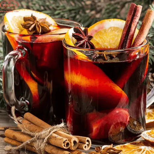 Mulled wine đồ uống giáng sinh thường được làm bằng rượu vang đỏ pha với nhiều loại gia vị