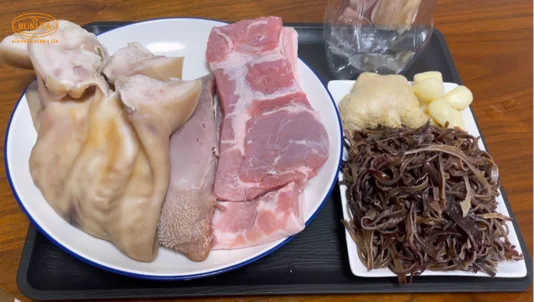 Cách làm giò xào bằng chai nhựa coca đón Tết cực đơn giản, dễ làm