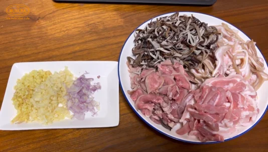 Cách làm giò xào bằng chai nhựa coca đón Tết cực đơn giản, dễ làm