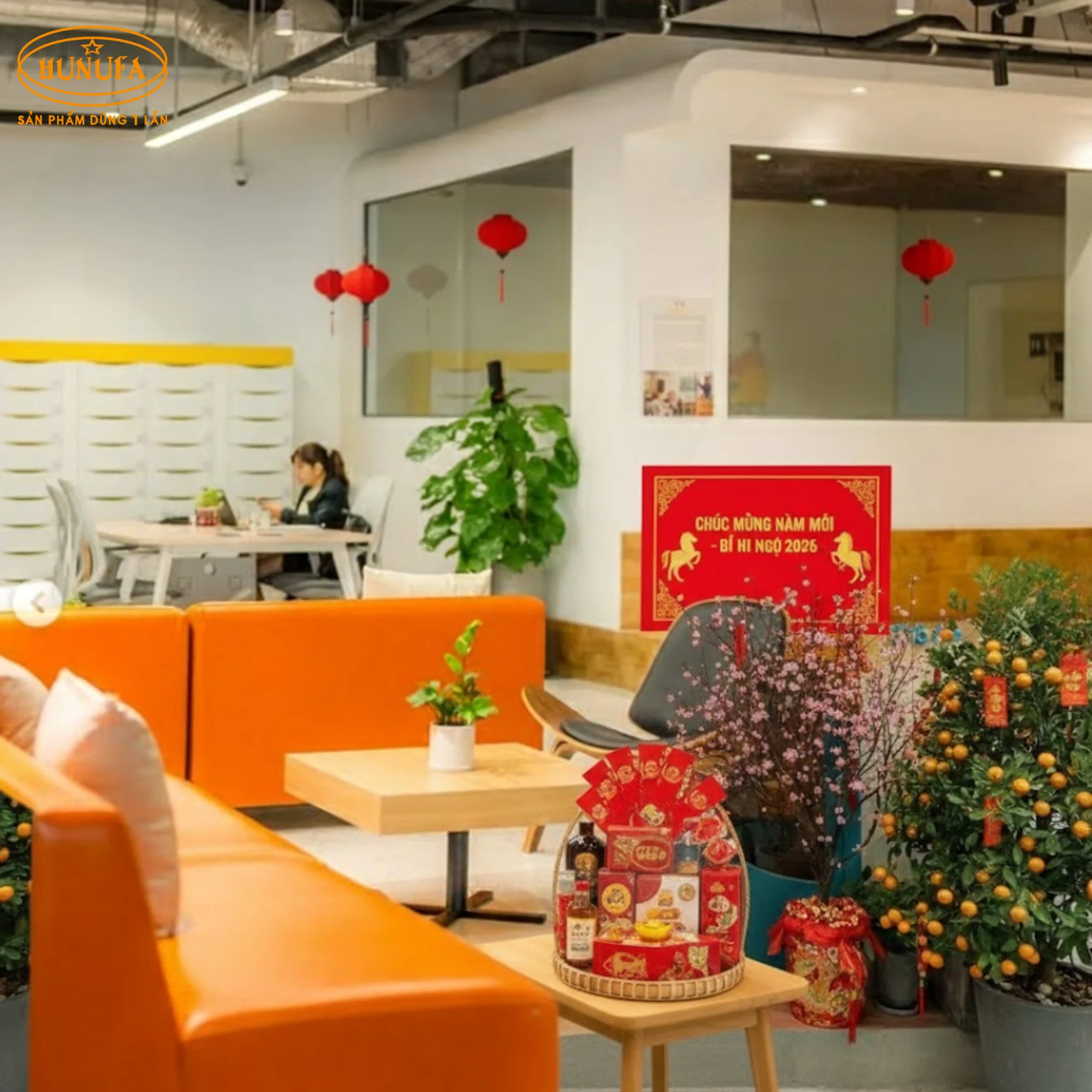 10+ Ý tưởng trang trí Tết Bính Ngọ 2026 cho quán cafe, trà sữa hút khách