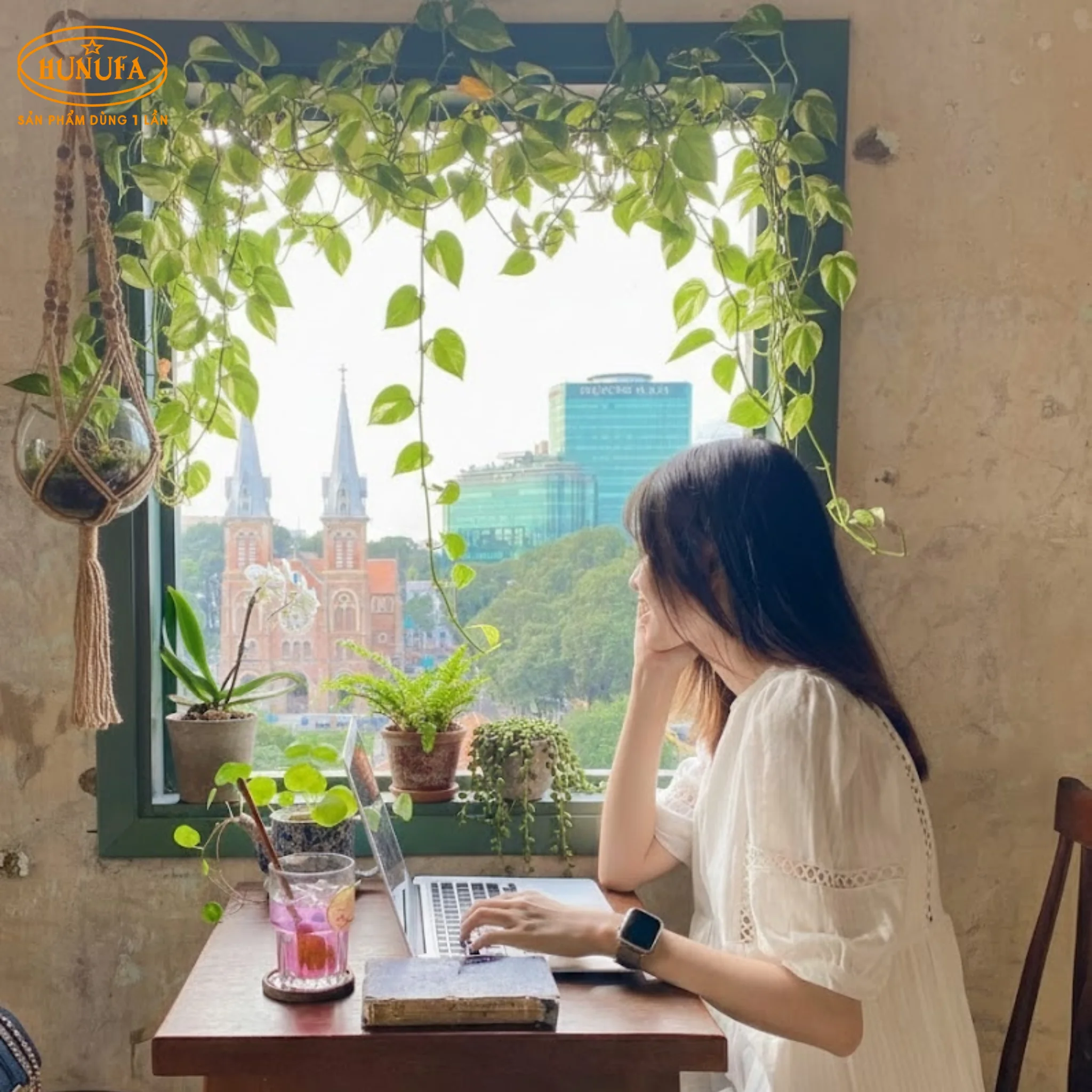 50+ Ý tưởng trang trí cửa sổ quán cafe đẹp, nổi bật, đa dạng phong cách