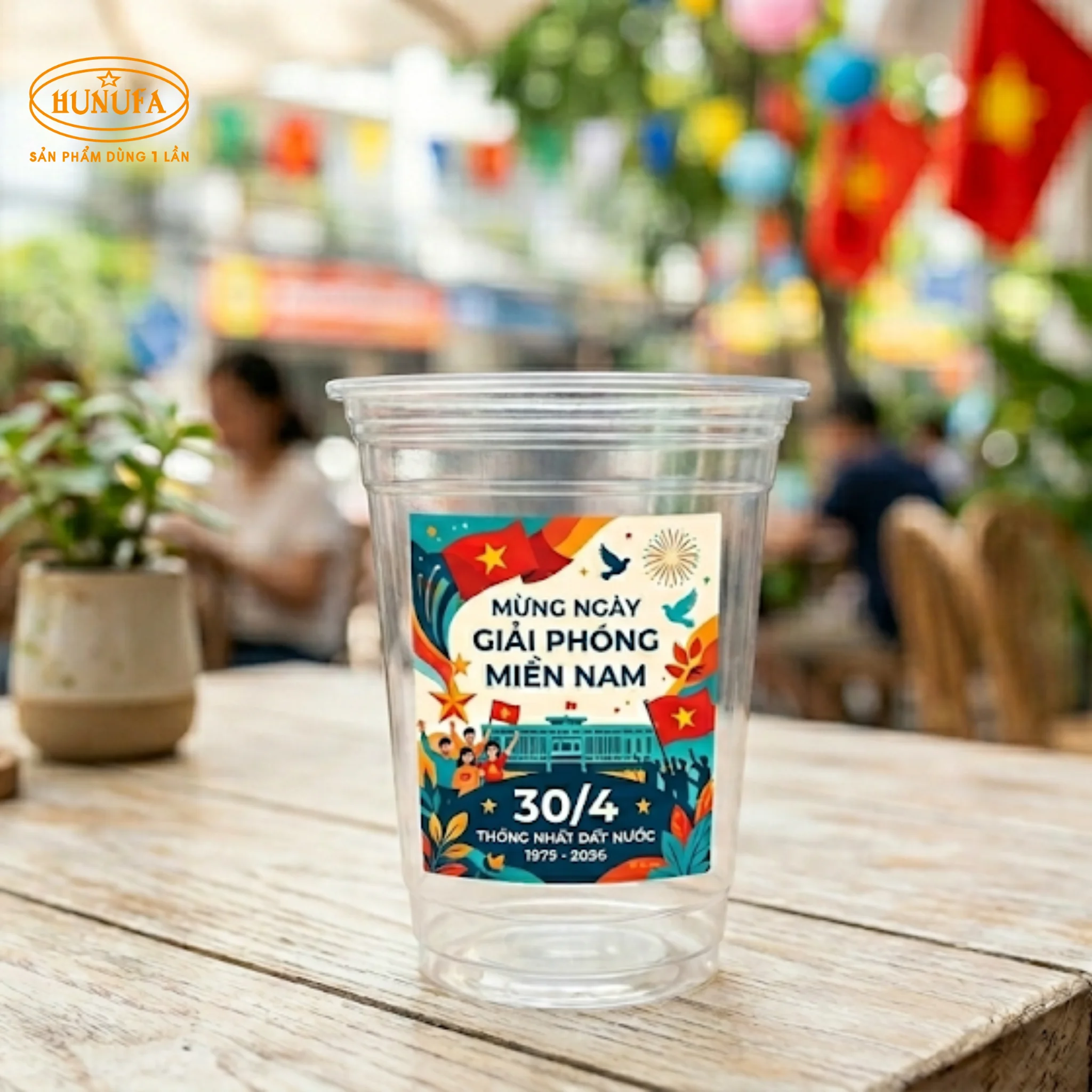 Ly nhựa 30/4 thiết kế ấn tượng, khuấy động không khí đại lễ